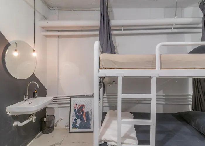 Beige Poshtels + Netflix * بانكوك
