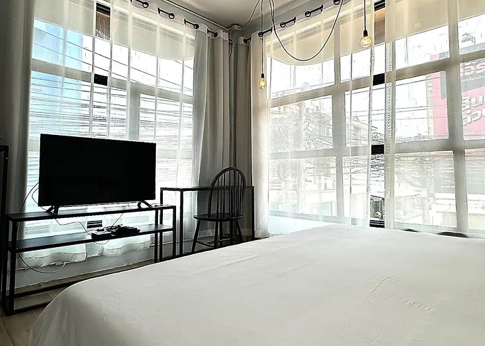 Beige Poshtels + Netflix *