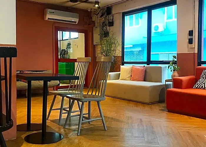 بيت شباب Beige Poshtels + Netflix